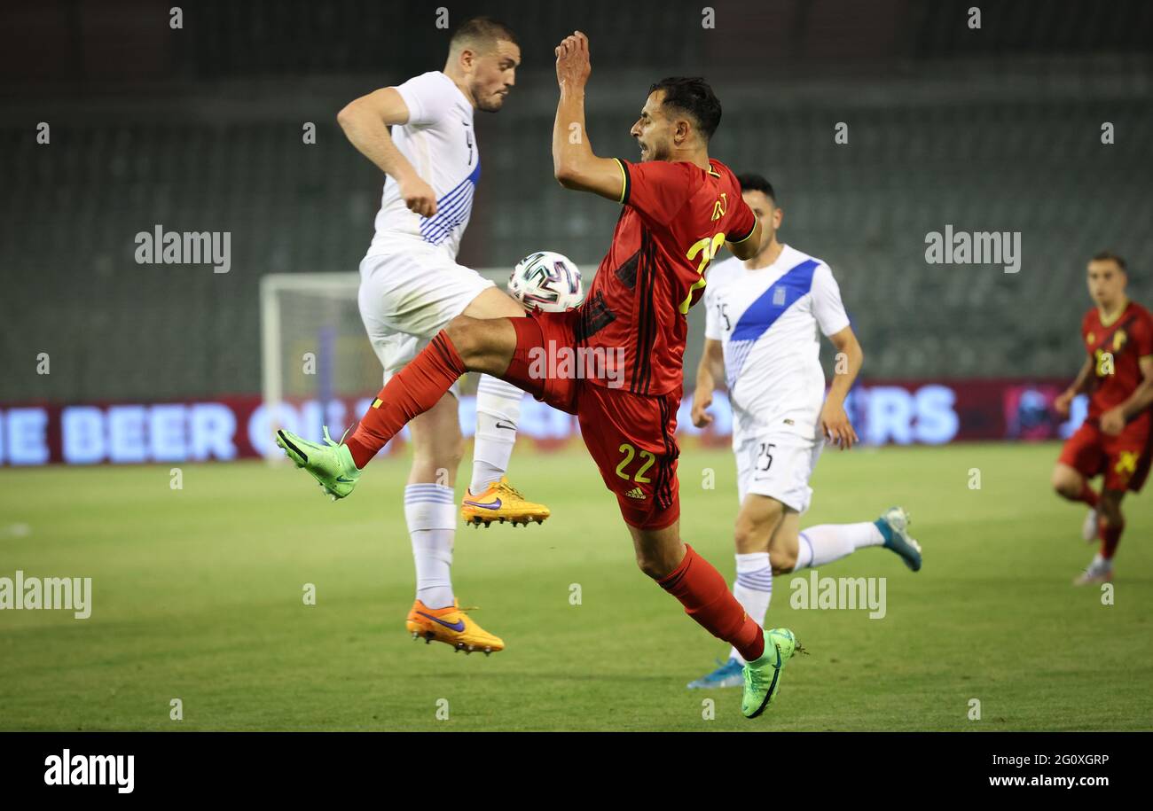 Griechenland Kyriakos Papadopoulos und der belgische Nacer Chadli kämpfen während eines Freundschaftsspiels der belgischen Fußballnationalmannschaft Red Devils und G um den Ball Stockfoto