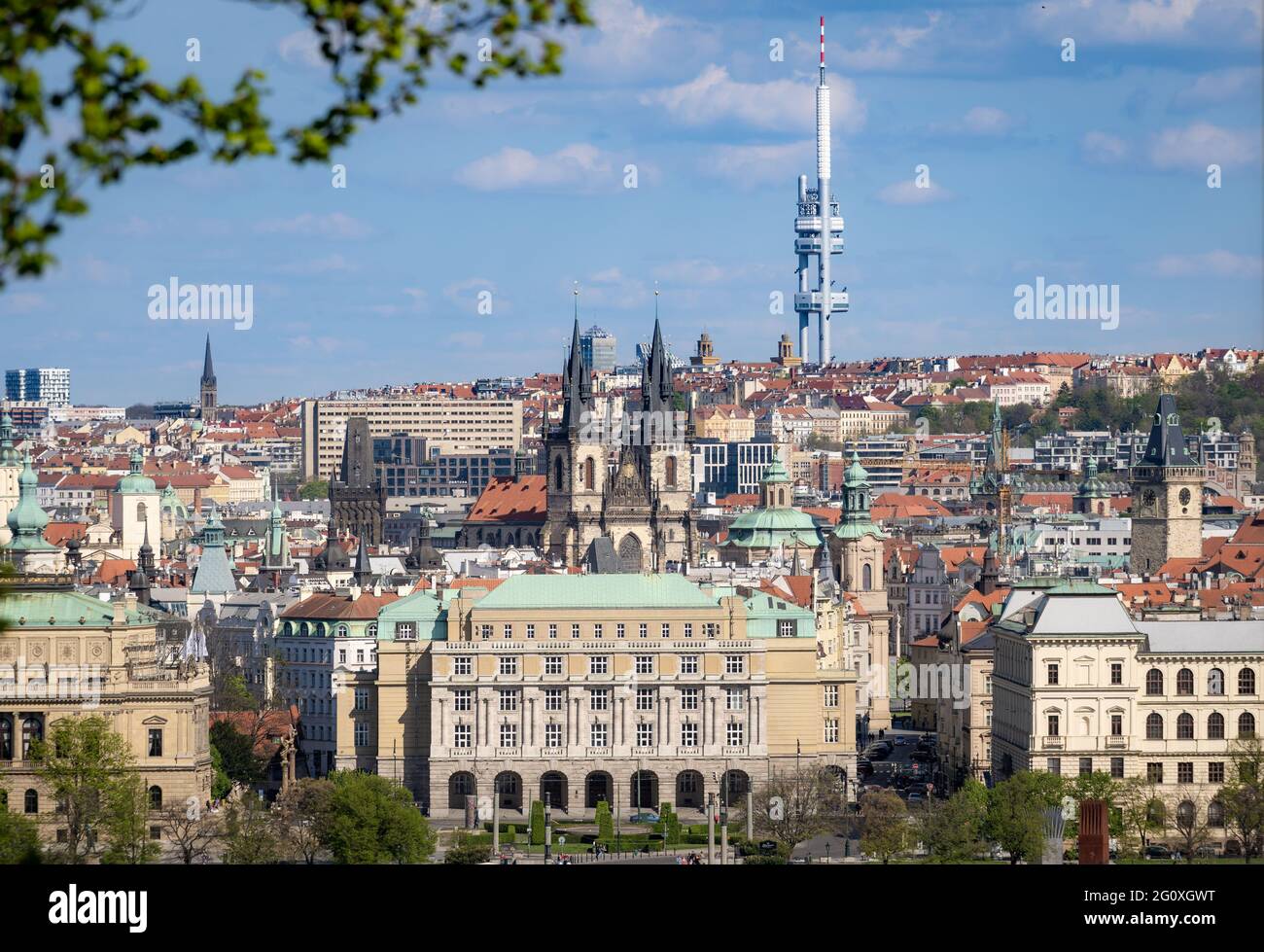 Prager Stadtbild - aufgenommen von der Prager Burg mit Blick auf die Karlsuniversität, die Altstadt und den Zizkov-Turm im Hintergrund Stockfoto