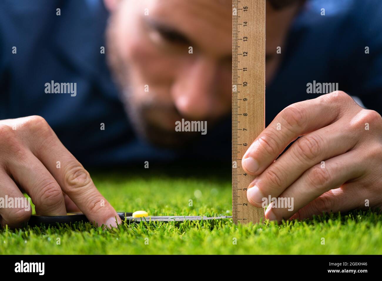 Zwanghafte Zwangsstörung. Perfektionist Messung Garten Gras Stockfoto