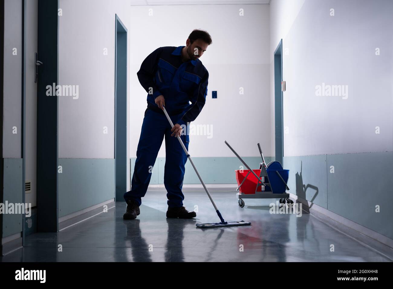 Professioneller Hausmeister Arbeiter Reinigungsboden Mit Mopp Stockfoto