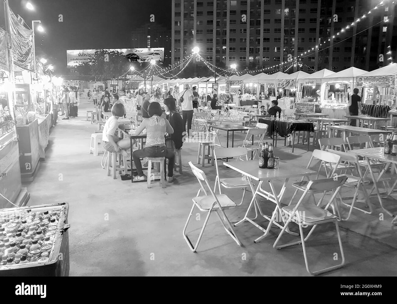 Bangkok Thailand 21. Mai 2018 Schwarz-Weiß-Bild eines thailändischen Nachtmarktes Street Food. Der stolze Markt RCA Bangkok Thailand. Stockfoto