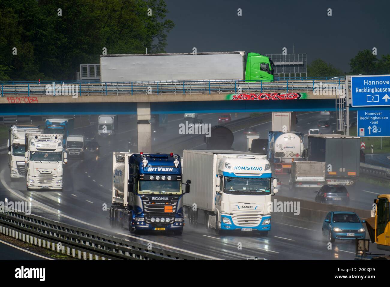 Autobahn A2, an der Kreuzung Recklinghausen mit der A43, kurz nach einem Gewitter, Recklinghausen, NRW, Deutschland Stockfoto