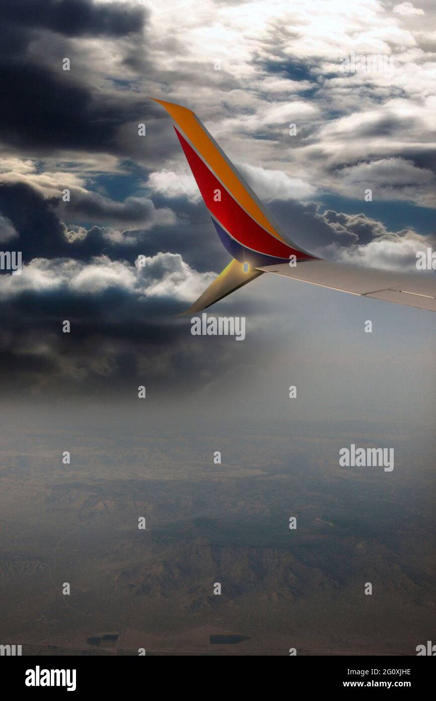 Blick aus dem Fenster einer Flügelspitze einer Southwest Airlines Boeing 737-800 bei Sonnenuntergang über der Mojave-Wüste in Kalifornien Stockfoto