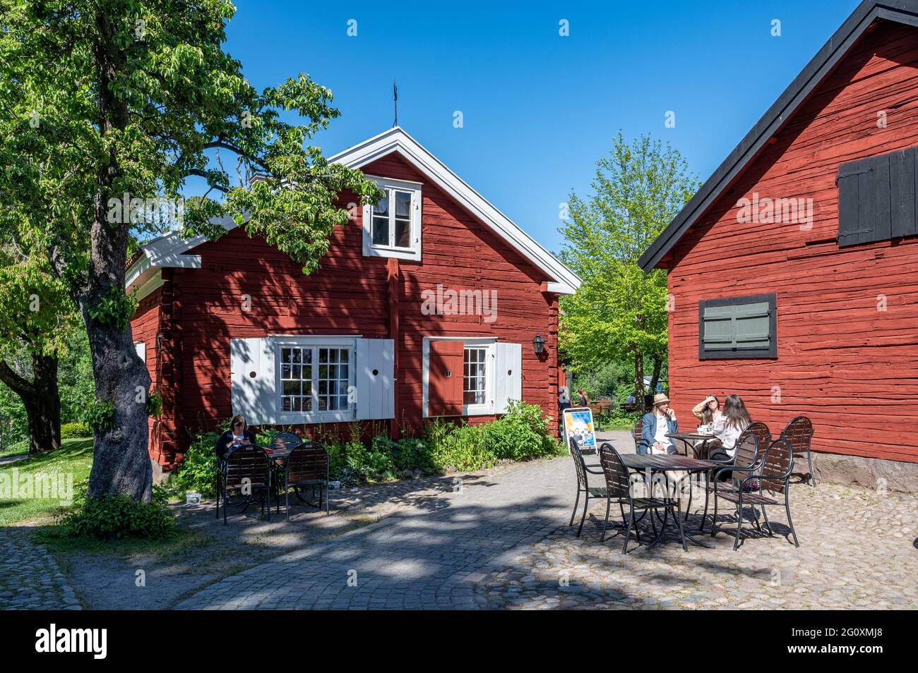 Sonniger Tag Anfang Juni 2021 in Fargargargarden am Fluss Motala in Norrkoping, Schweden. Stockfoto