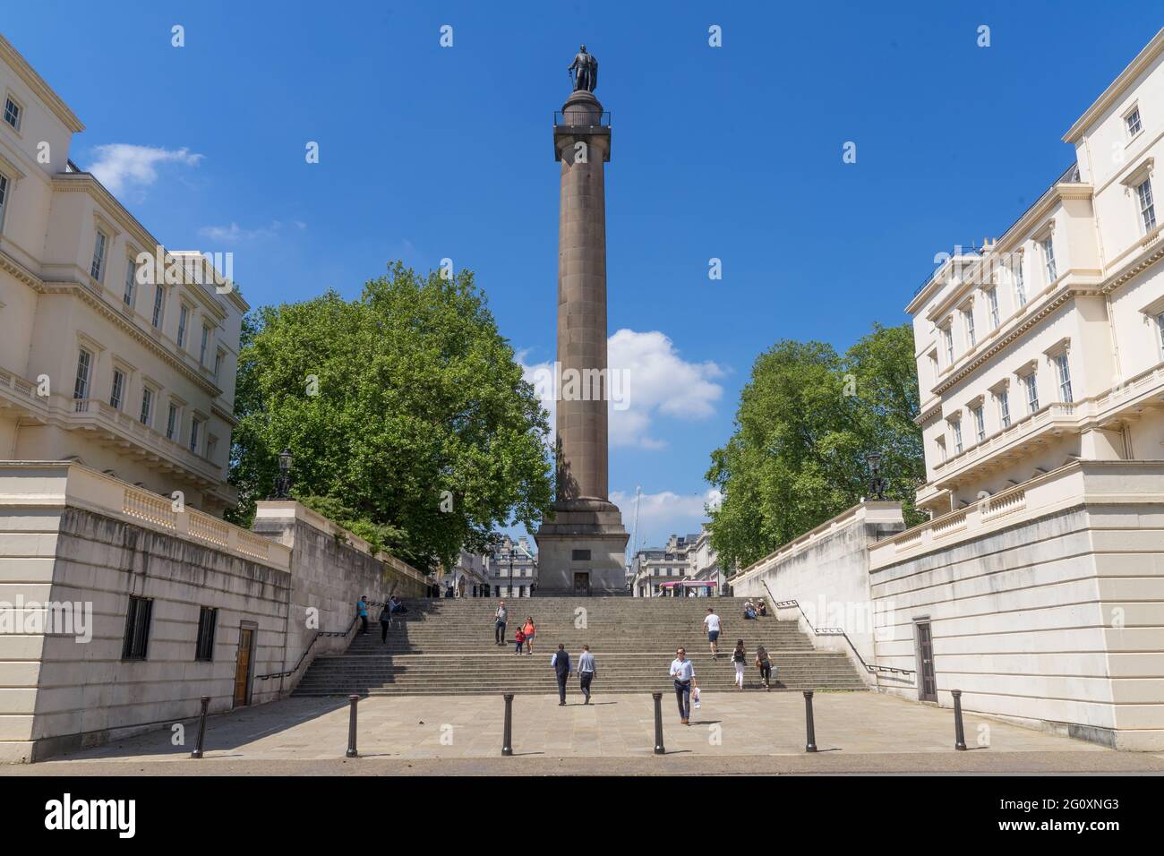 An einem klaren, sonnigen Sommertag können Sie die Treppe zur Duke of York Column hochschauen. London Stockfoto