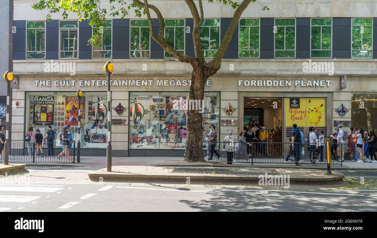 Forbidden Planet Cult Entertainment Megastore auf der Shaftesbury Avenue am Tag mit Leuten, die Schlange stehen, um in den Laden zu kommen. London Stockfoto