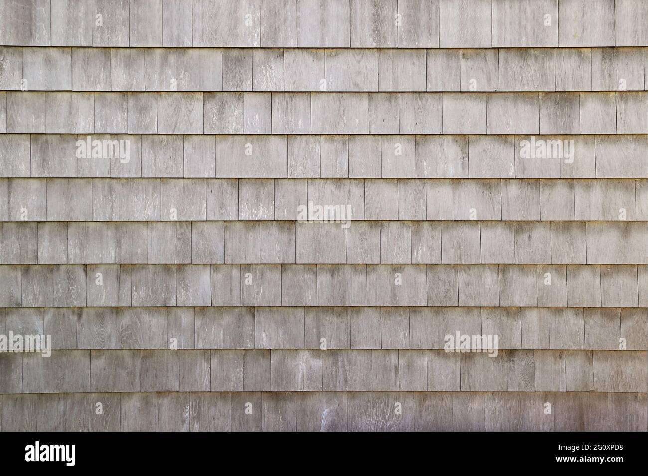 Trocken gealterte, verwitterte Zedernschindel-Siding-Struktur auf einem alten Sommerhaus-Gebäude Stockfoto