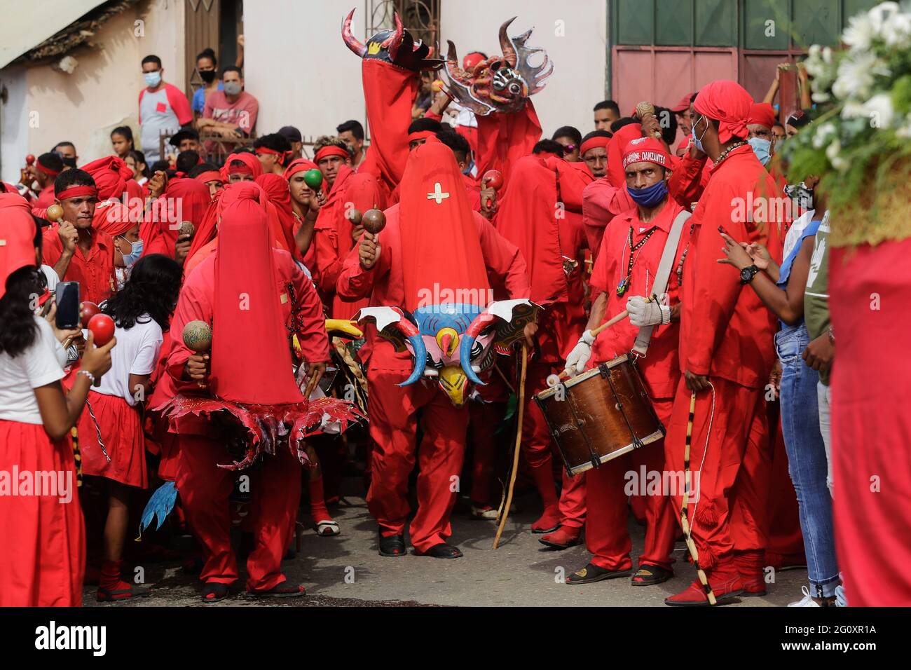 Yare, Venezuela. Juni 2021. Männer, die als Teufel verkleidet sind, tanzen und machen Musik während des Volksfestivals 'Los Diablos Danzantes' (die tanzenden Teufel). Das traditionelle Fest findet seit Jahrzehnten jährlich statt. Kredit: Jesus Vargas/dpa/Alamy Live Nachrichten Stockfoto