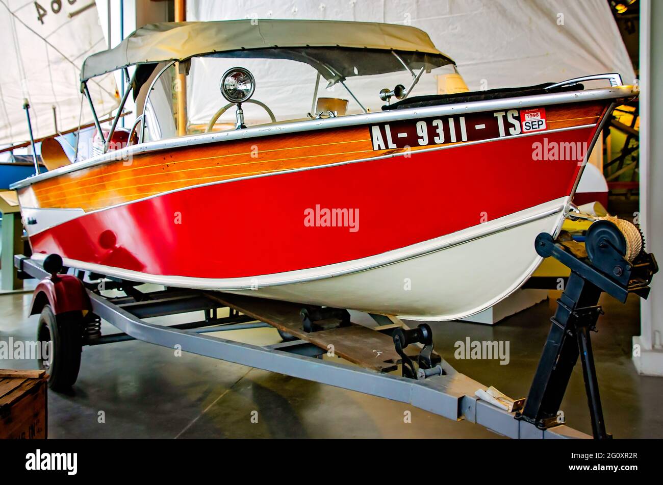 Ein Sportcraft Adventurer aus dem Jahr 1960 wird im Maritime and Seafood Industry Museum am 29. Mai 2021 in Biloxi, Mississippi, ausgestellt. Stockfoto