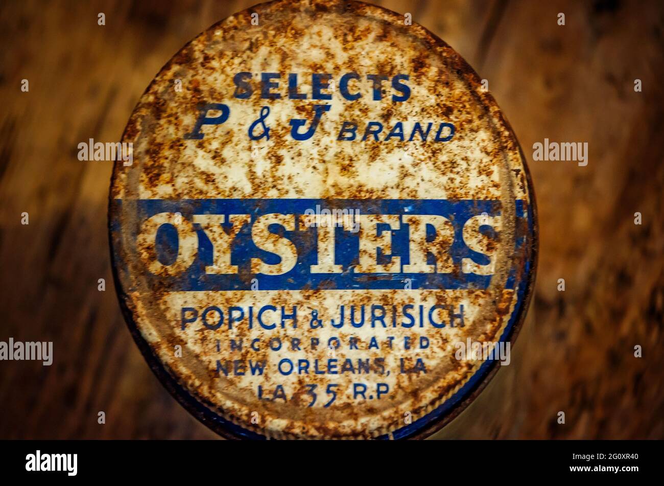 Ein Metalldeckel der P & J Oyster Company ist in einer Ausstellung der Meeresfrüchtefabrik im Maritime and Seafood Industry Museum in Biloxi, Mississippi, enthalten. Stockfoto