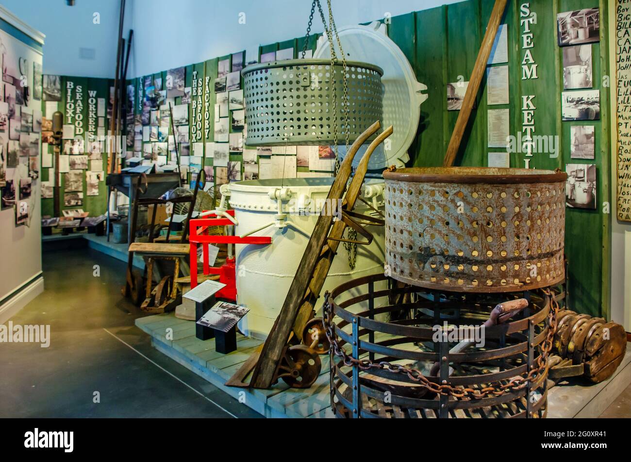 Eine Ausstellung zeigt Arbeiter der Fischfabrik und Ausrüstung, die sie verwendeten, einschließlich riesiger Dampfkessel im Maritime and Seafood Industry Museum, Mai 2 Stockfoto