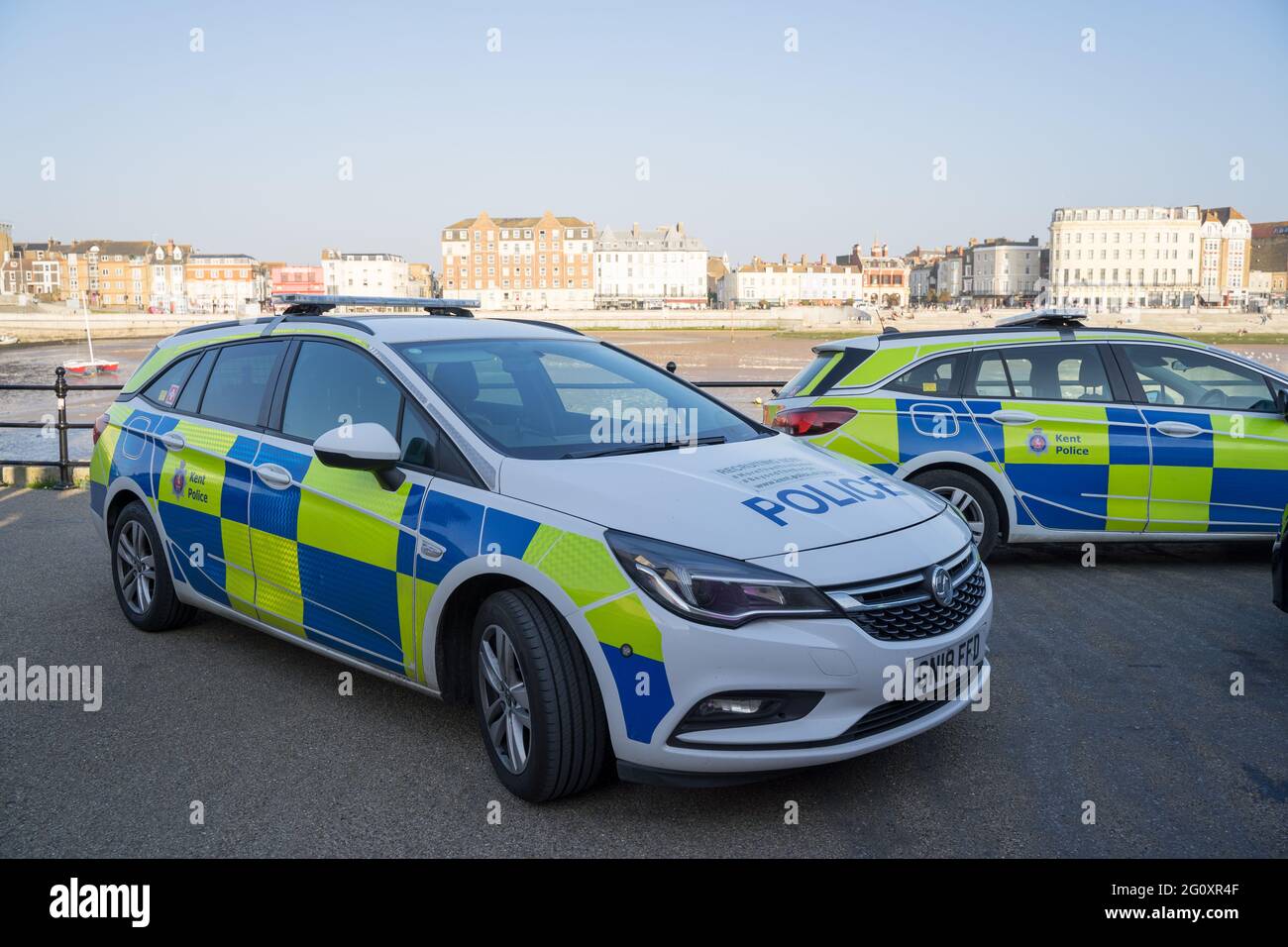 Markierte Kent-Polizeiautos nahmen an einem Vorfall am Margate Pier an der Seeseite in Kent, England, Teil Stockfoto
