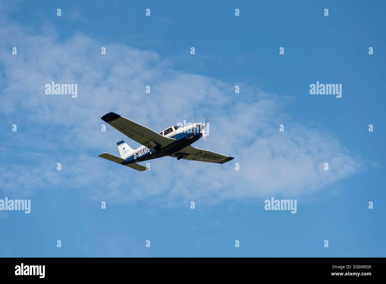 Piper PA 28 Cherokee Arrow III Leichtflugzeug G-WAMS steigt nach dem Start vom London Southend Airport, Essex, Großbritannien, auf einem Trainingsflug Stockfoto