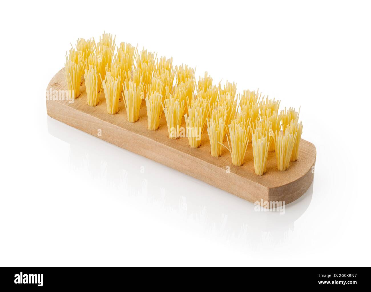 Nahaufnahme einer neuen Reinigungsbürste aus Holz mit groben, steifen gelben Borsten, isoliert auf weißem Hintergrund. Vintage Design Element für Hausarbeit und Cleanin Stockfoto