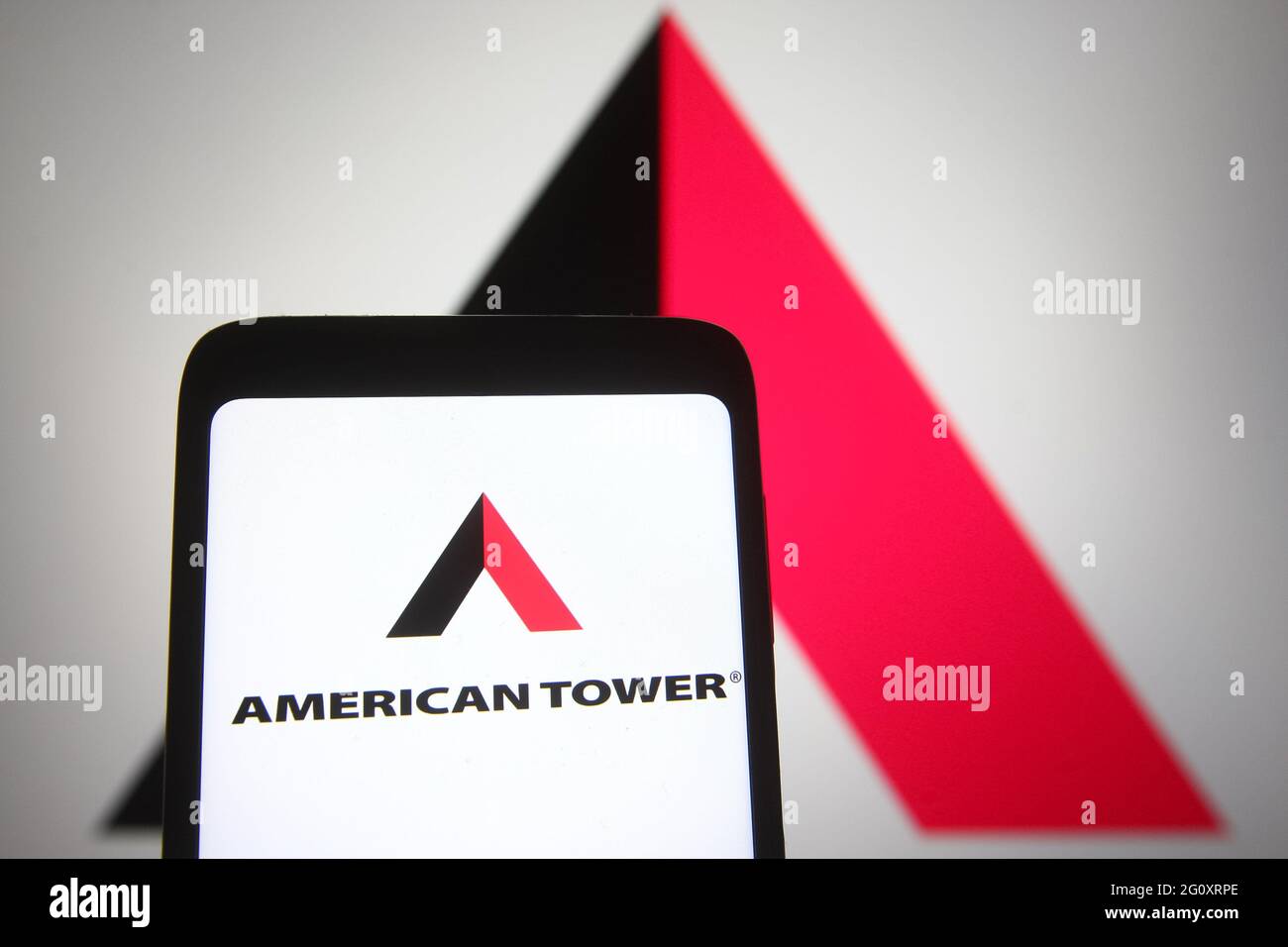 Ukraine. Juni 2021. In dieser Abbildung ist ein American Tower Corporation (ATC)-Logo auf einem Smartphone und ein pc-Bildschirm im Hintergrund zu sehen. Kredit: Pavlo Gonchar/SOPA Images/ZUMA Wire/Alamy Live Nachrichten Stockfoto