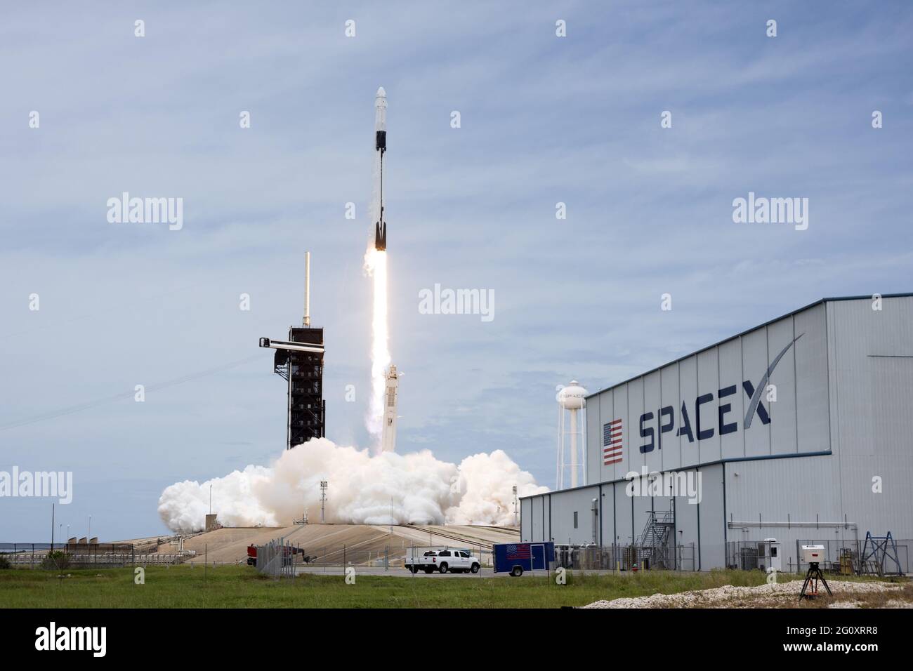 Florida, USA. 3. Juni 2021: Eine SpaceX Falcon 9-Rakete startet am Donnerstag, den 3. Juni 2021, die Raumsonde Cargo Dragon-2 für die NASA vom Komplex 39A im Kennedy Space Center, Florida. Dragon transportiert über drei Tonnen Vorräte, Experimente und Ersatzteile zur Internationalen Raumstation. Foto von Joe Marino/UPI Credit: UPI/Alamy Live News Stockfoto