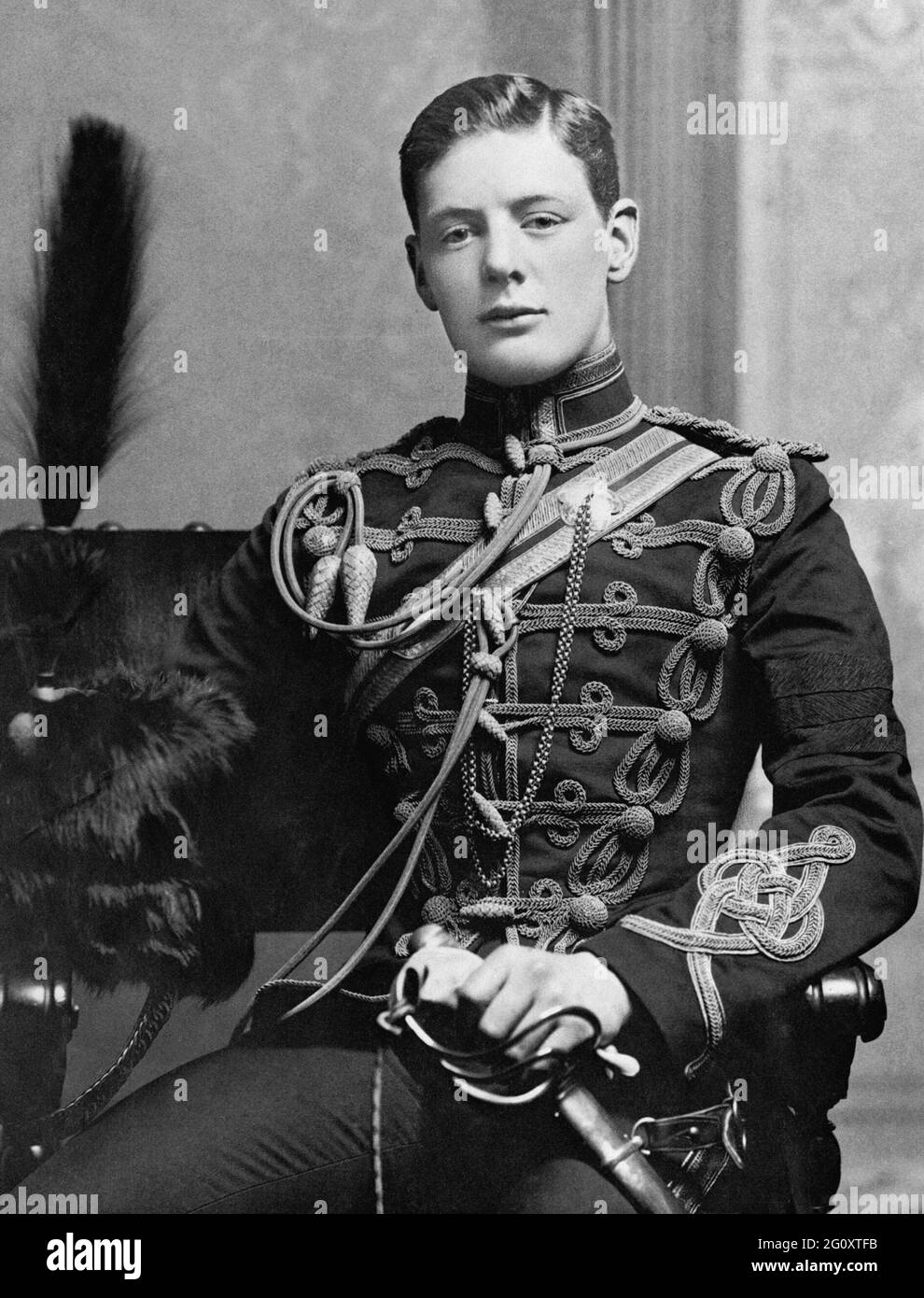 Ein Porträt des 2. Leutnants Winston Churchill im Alter von 21 Jahren (Foto von 1895) in der Uniform der Hussaren der 4. Königin Stockfoto