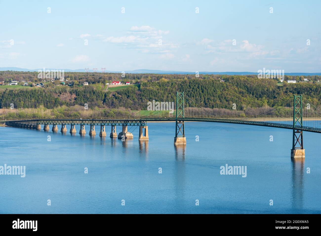 Die Brücke (le pont de l'ile) über dem St. Lawrence-Fluss zwischen der Stadt Quebec und der Insel Orleans. Stockfoto