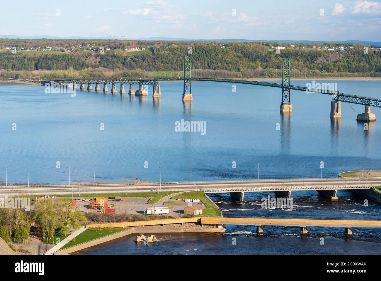 Die Brücke (le pont de l'ile) über dem St. Lawrence-Fluss zwischen der Stadt Quebec und der Insel Orleans. Stockfoto