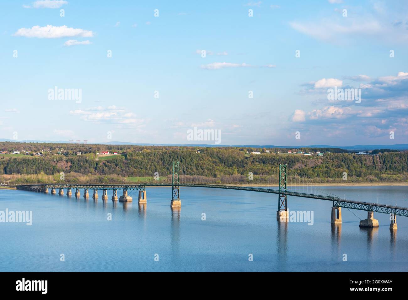 Die Brücke (le pont de l'ile) über dem St. Lawrence-Fluss zwischen der Stadt Quebec und der Insel Orleans. Stockfoto