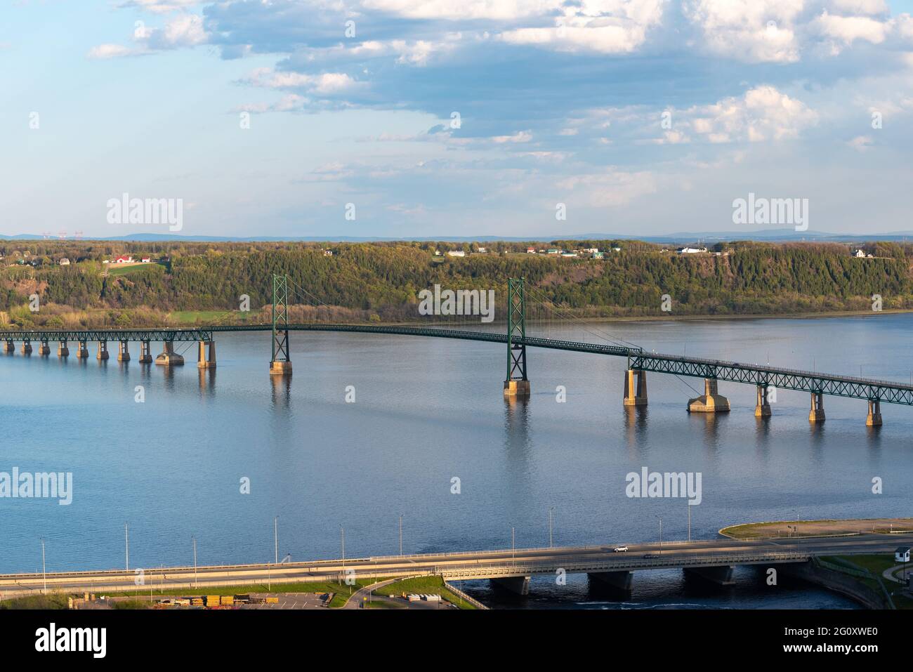 Die Brücke (le pont de l'ile) über dem St. Lawrence-Fluss zwischen der Stadt Quebec und der Insel Orleans. Stockfoto