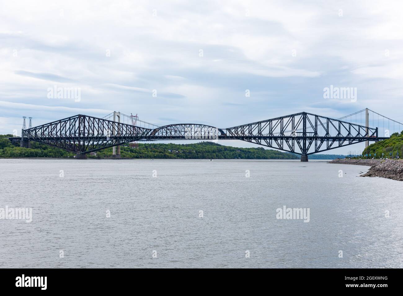 Die zwei Québec-Stadtbrücken (Quebec und Pierre-Laporte-Brücke) blicken vom Nordufer des St. Lawrence-Flusses im Bezirk Cap-Blanc Sillery aus Stockfoto