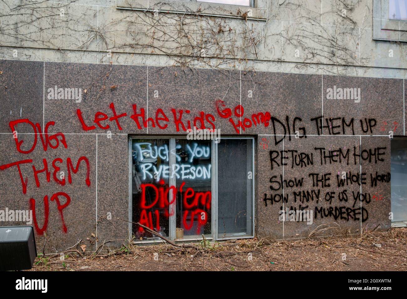 Sprühen Sie gemalten Vandalismus um die Statue von Egerton Ryerson an der Ryerson University, was sich auf die Entdeckung bezieht, die letzte Woche von 215 Leichen entdeckt wurde Stockfoto