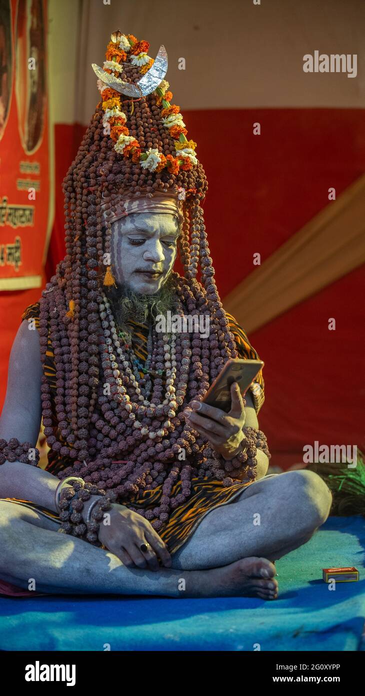 Haridwar, Uttarakhand, Indien 12. April 2021. Indische Heilige in ihrer traditionellen Art von Yog Mudra, meditierend. Schweigend sitzen als Teil der Initiation von neuem Sadhus während Kumbha Mela. Die Naga Sadhus. Stockfoto