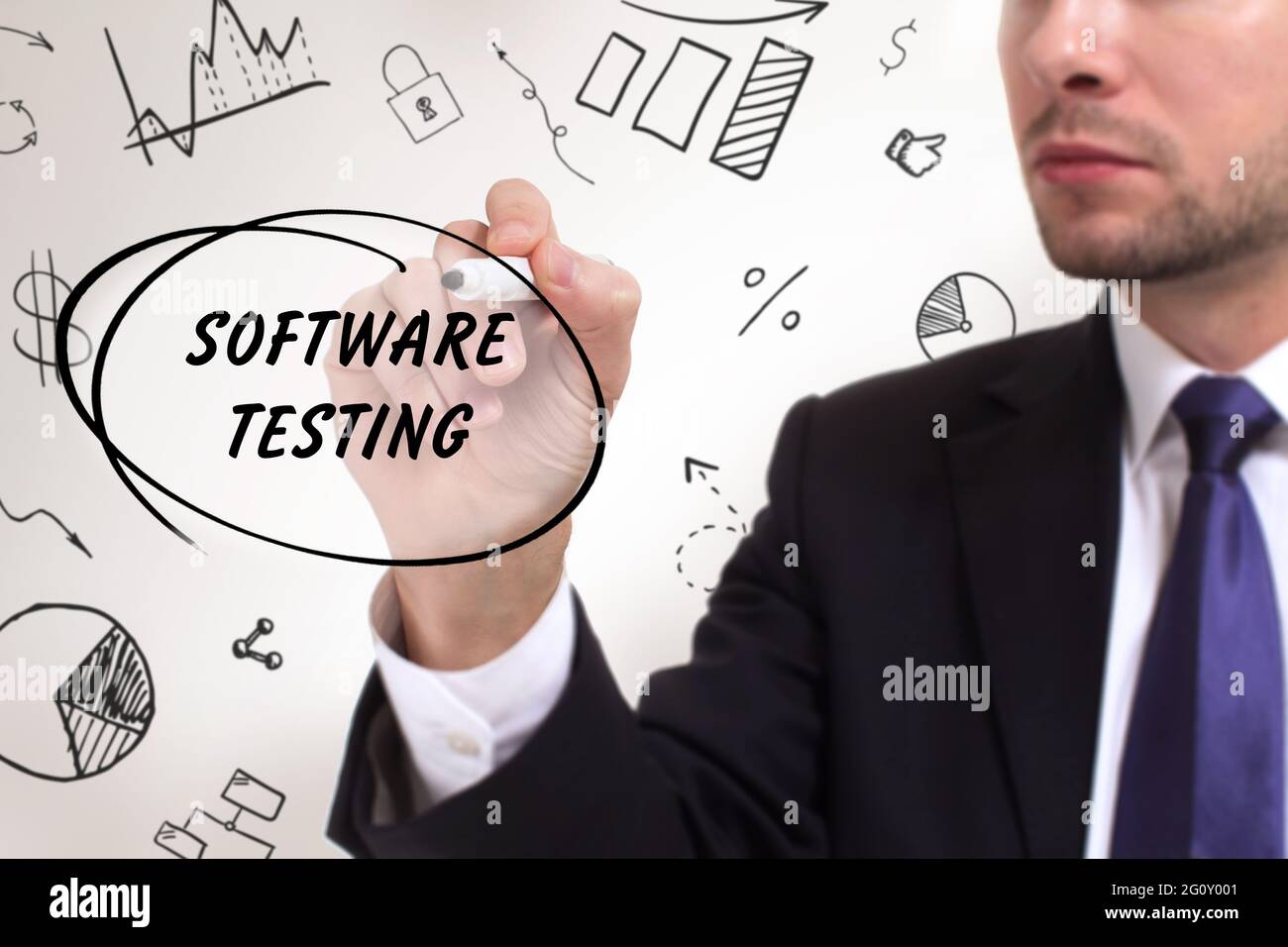 Business, Technologie, Internet und Netzwerkkonzept. Junger Geschäftsmann denkt über die Schritte für erfolgreiches Wachstum nach: Software-Tests Stockfoto