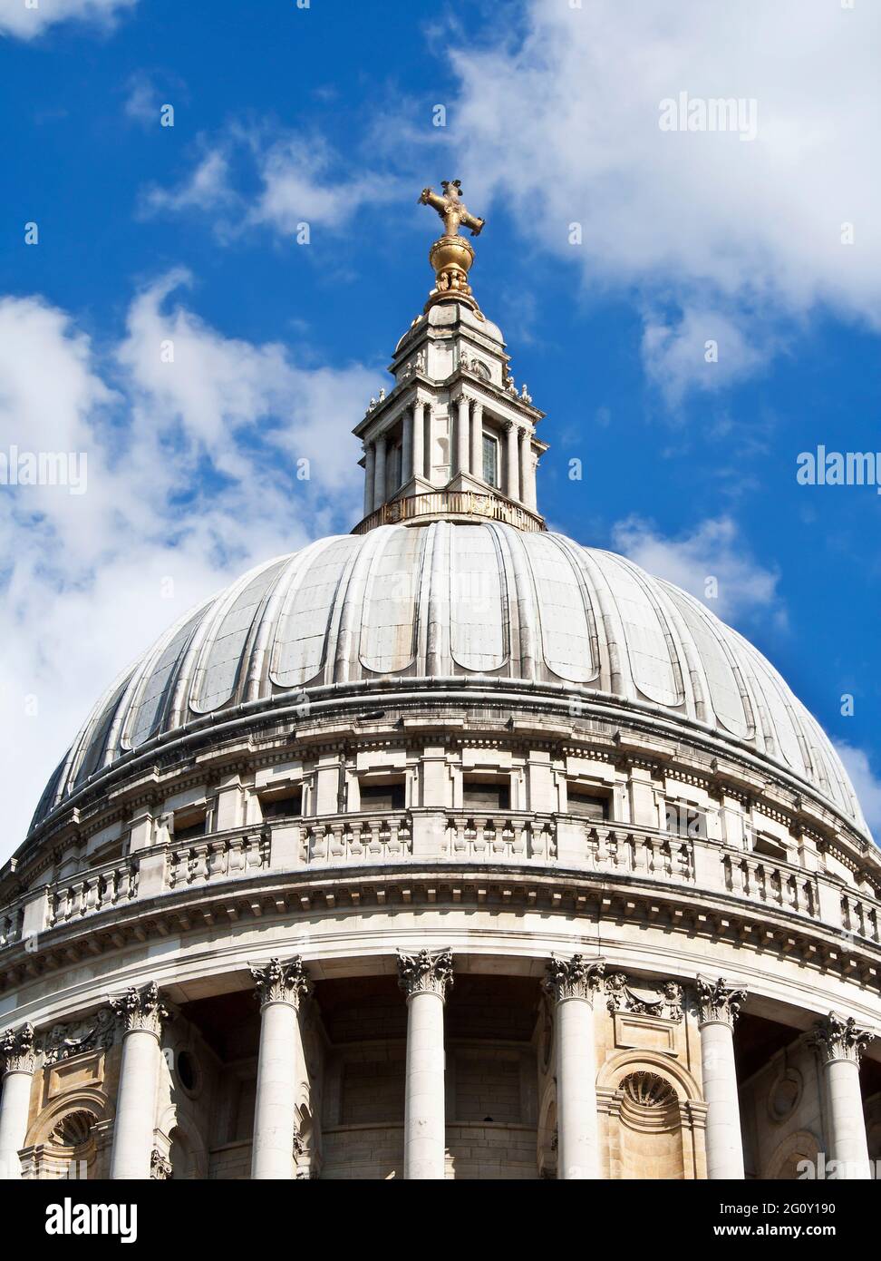 Nahaufnahme der Kuppel der St. Paul's Cathedral, dem Sitz des Bischofs von London Stockfoto