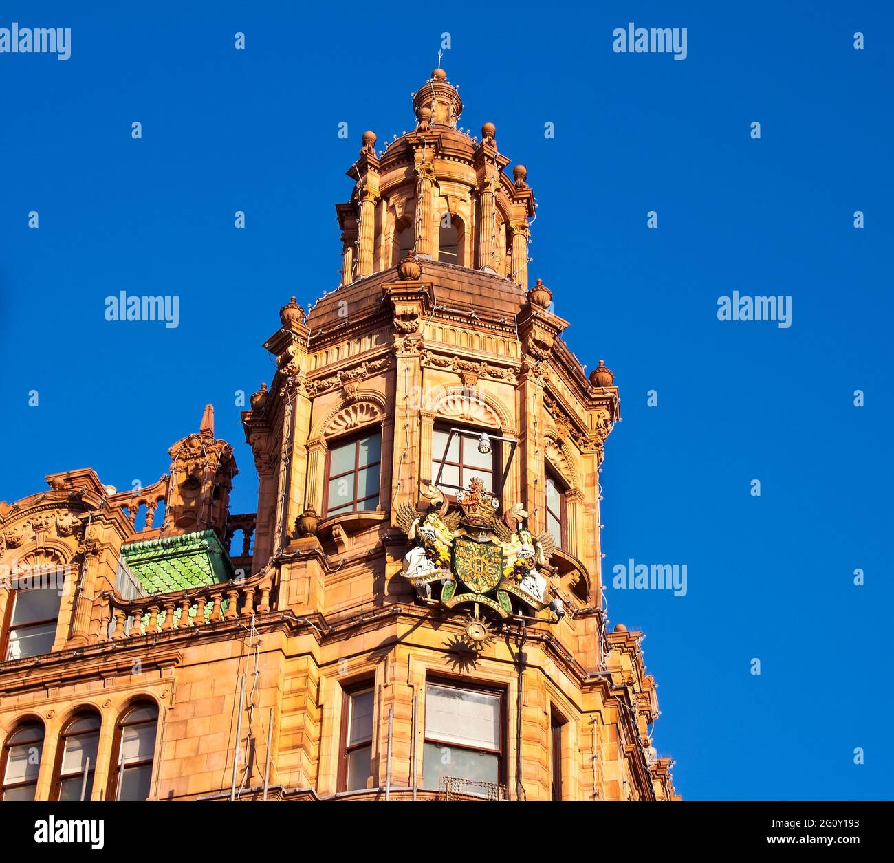 Die Fassade von Harrods, dem berühmten Londoner Luxuskaufhaus, das das größte seiner Art in Europa ist Stockfoto