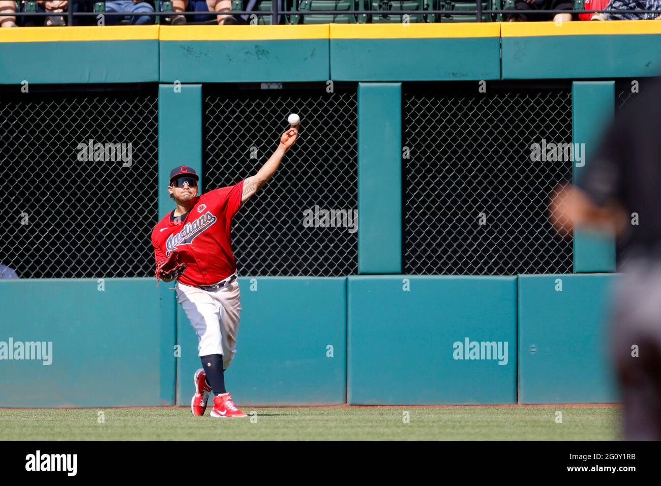 CLEVELAND, OH - MAI 31: Josh Naylor (22) von den Cleveland Indians wirft während eines Spiels gegen die Chicago White Sox bei Progressive aus dem Außenfeld Stockfoto