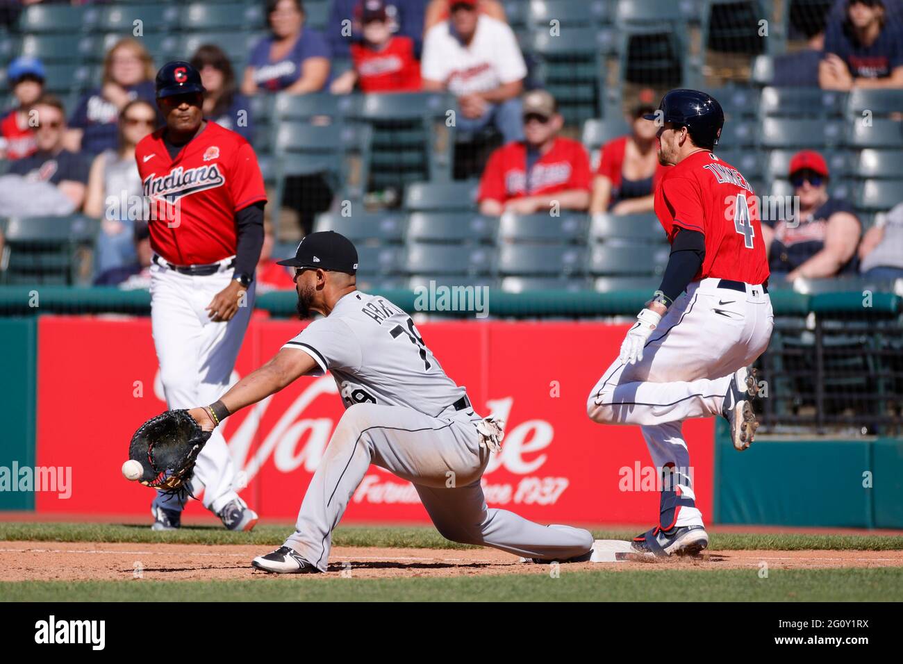 CLEVELAND, OH - MAI 31: Bradley Zimmer (4) von den Cleveland Indianern schlägt den Wurf zur ersten Basis an Jose Abreu (79) von der Chicago White Sox für aus Stockfoto