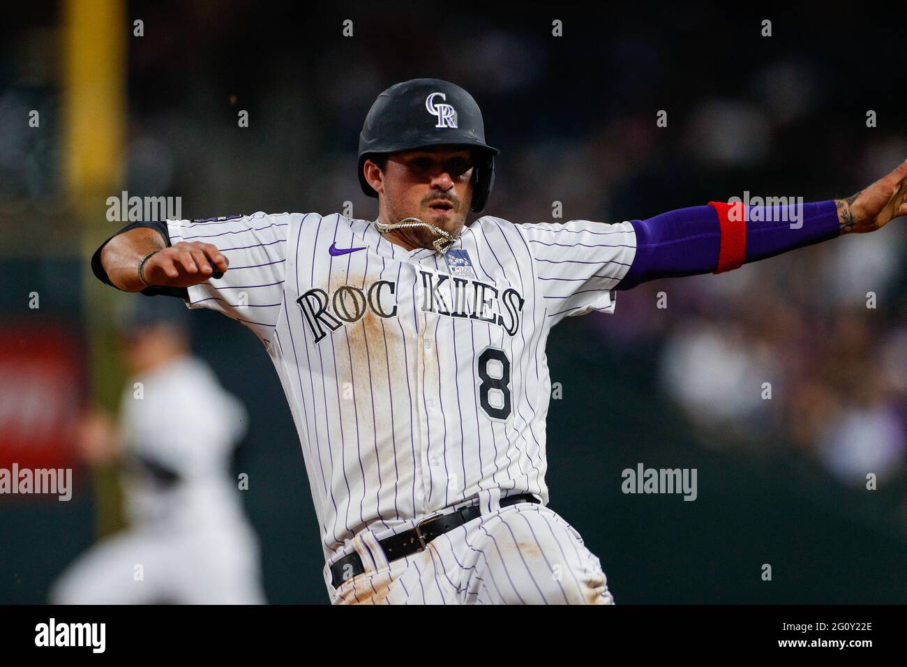 Colorado Rockies Dritter Baseman Joshua Fuentes (8) rutscht in die dritte Basis während eines MLB regulären Saison Spiel gegen die Texas Rangers, Mittwoch, Juni Stockfoto