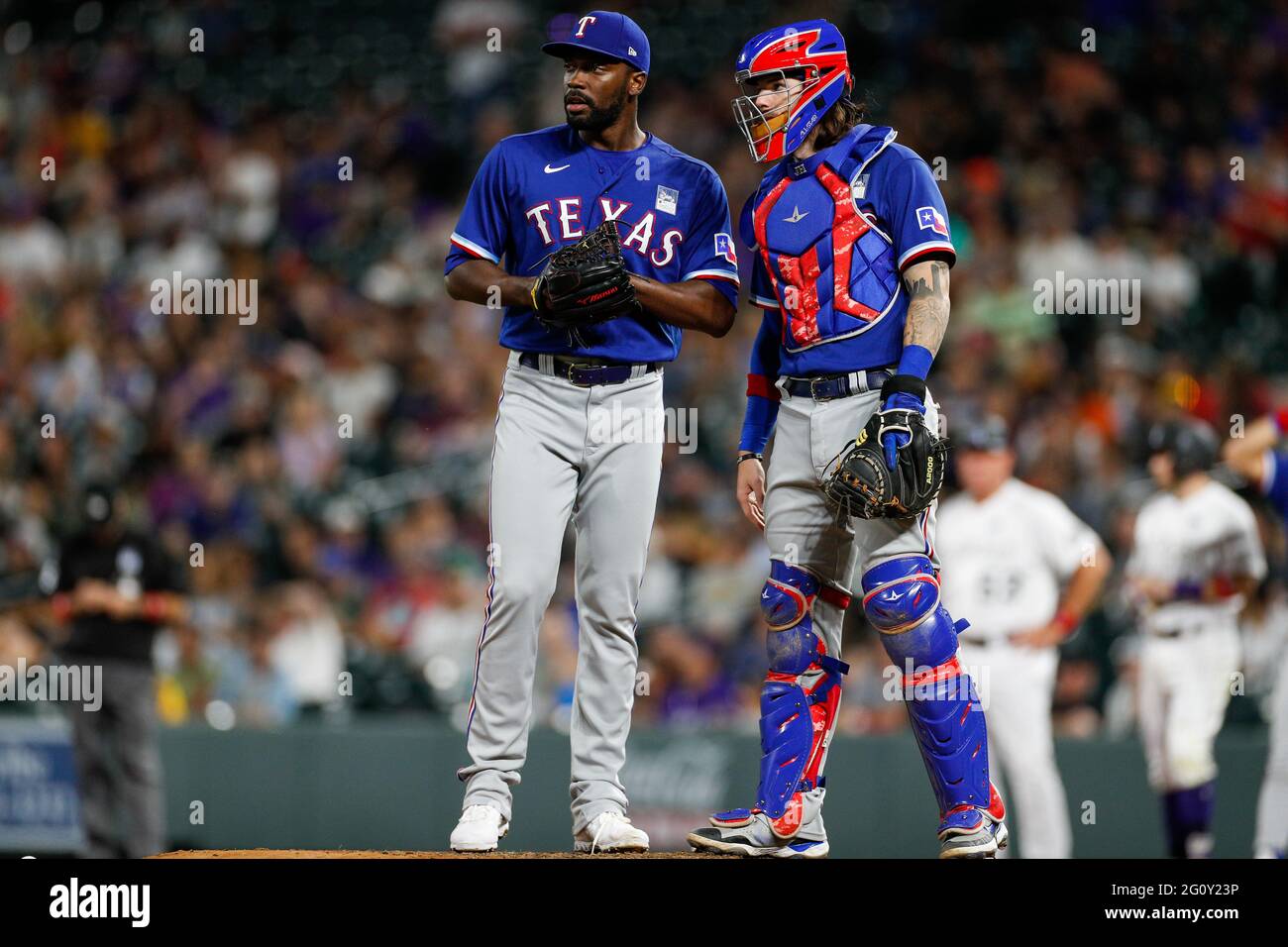 Der Texas Rangers Pitcher Taylor Hearn (52) trifft sich mit dem Texas Rangers Catcher Jonah Heim (28) während eines MLB-Spiels in der regulären Saison gegen die Colorado Rockie Stockfoto