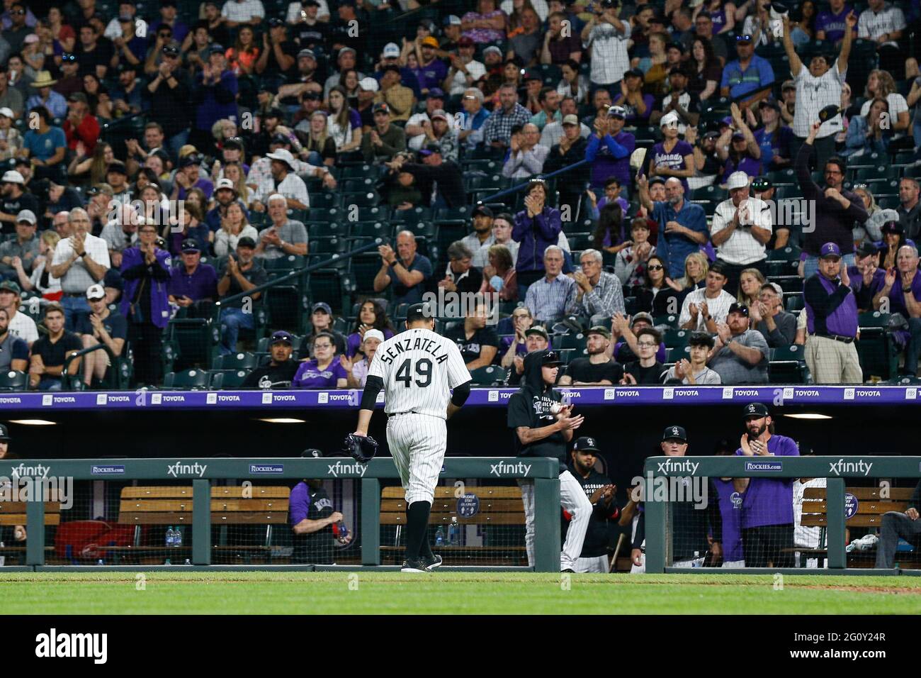 Colorado Rockies Pitcher Antonio Senzatela (49) verlässt das Spiel zu Applaus während eines MLB regulären Saison Spiel gegen die Texas Rangers, Mittwoch, J Stockfoto