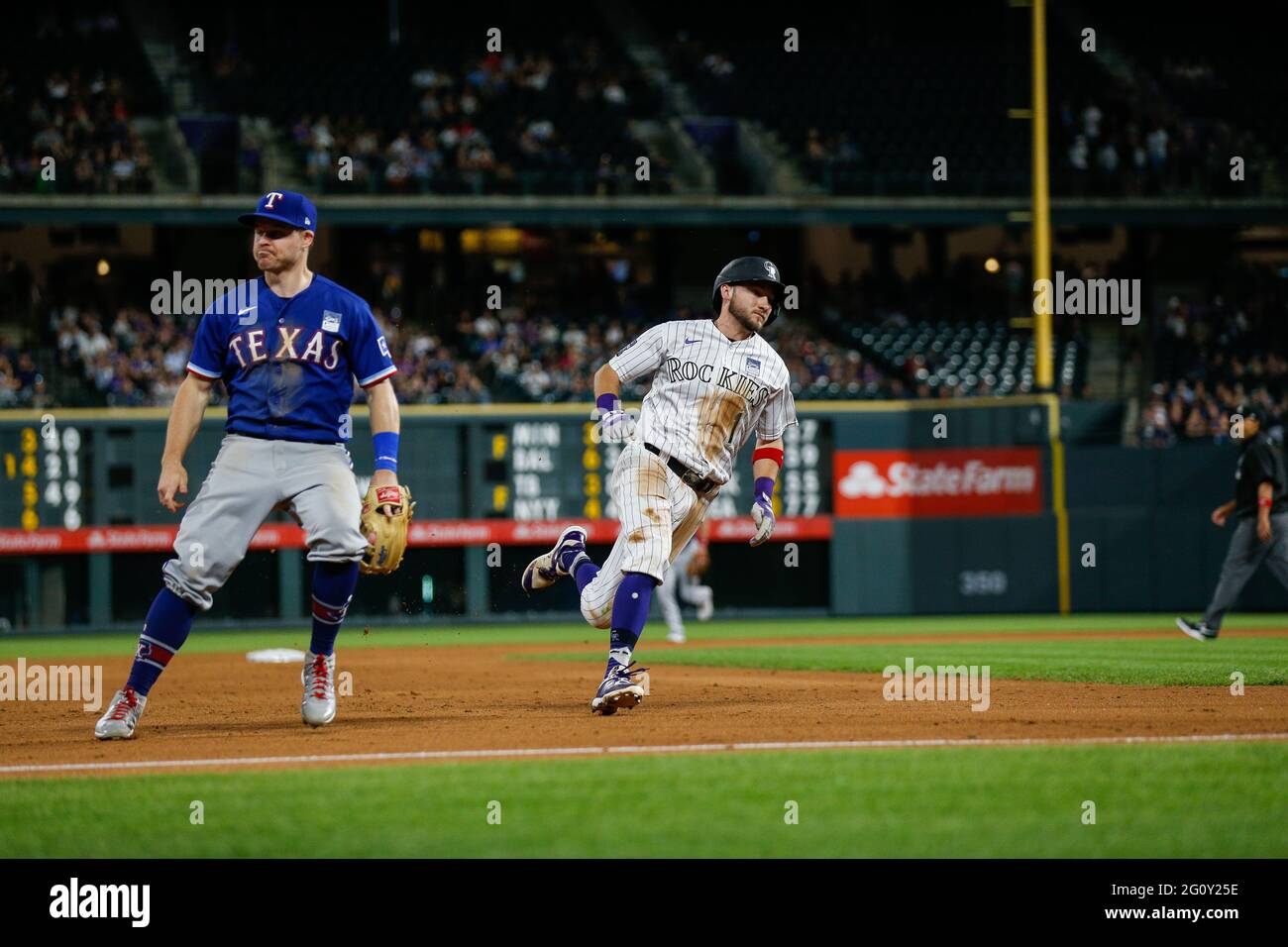 Der Shortstop der Colorado Rockies Garrett Hampson (1) führt die Basen während eines MLB-Spiels in der regulären Saison gegen die Texas Rangers, Mittwoch, den 2. Juni 2021, Stockfoto