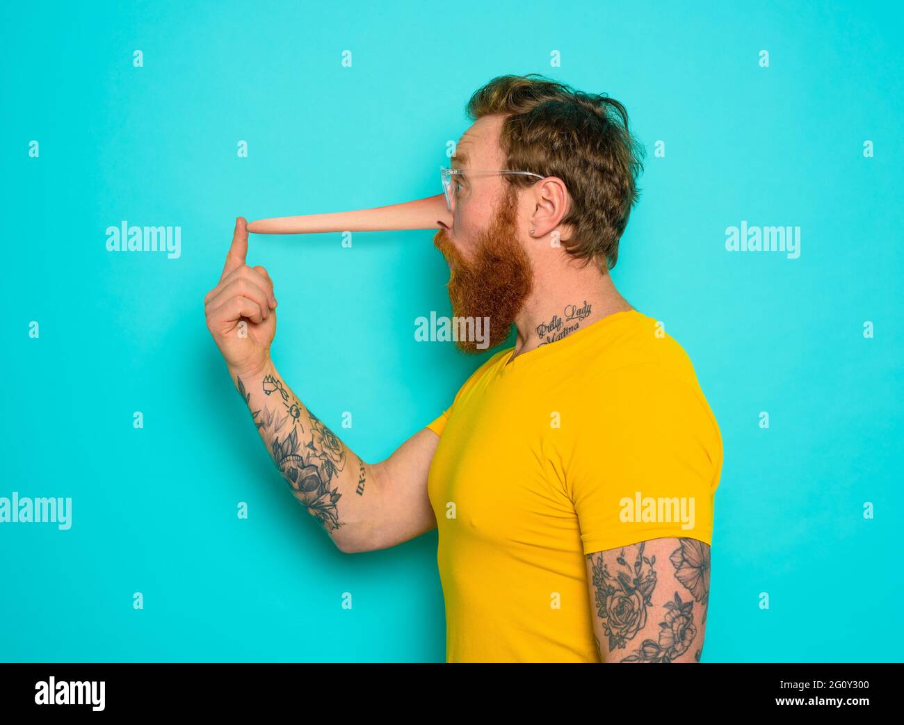 Der Mensch hat eine lange Nase, weil er viel Lüge gesagt hat Stockfoto