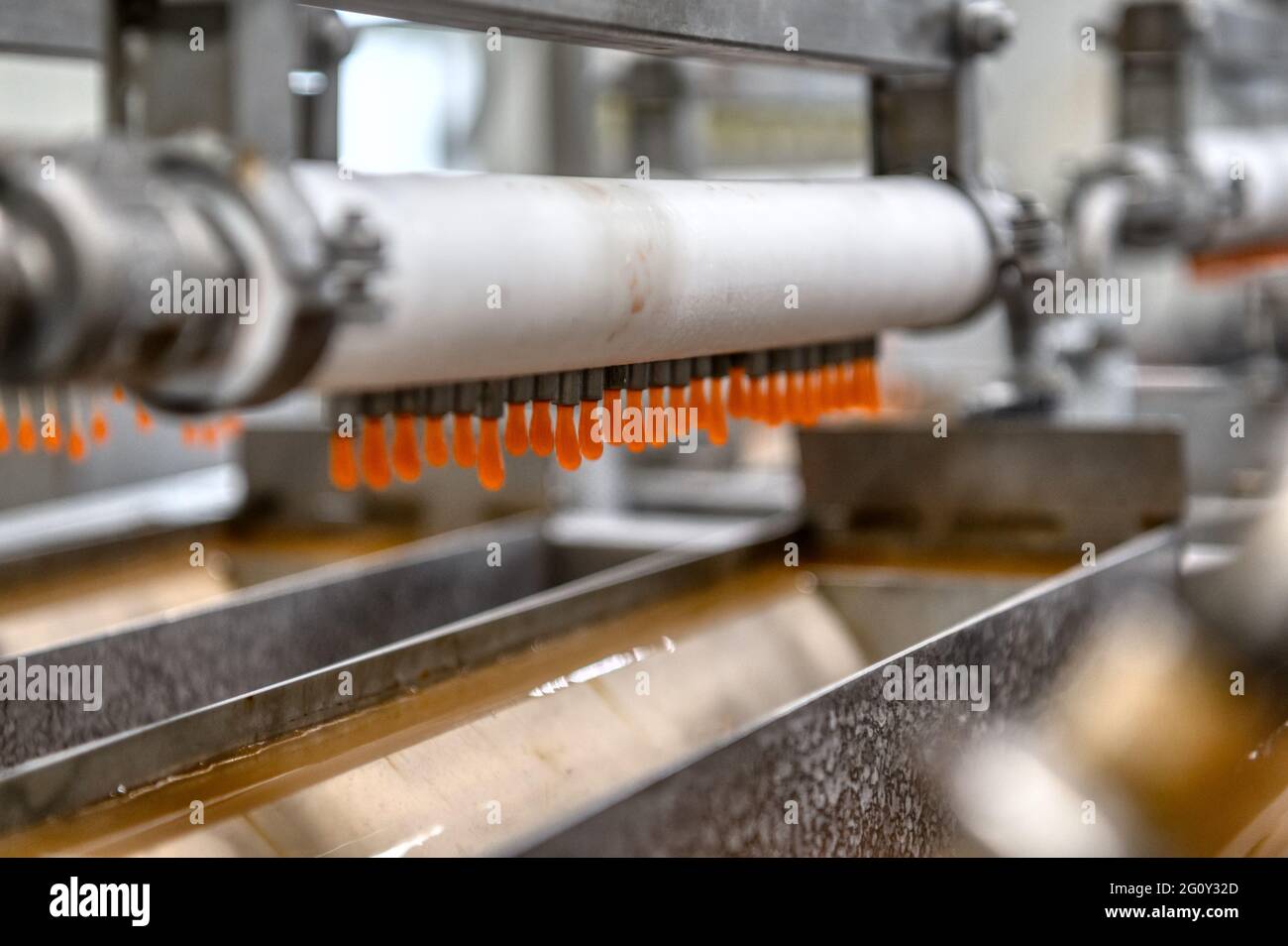 Der Herstellungsprozess von künstlichem roten Kaviar. Stockfoto