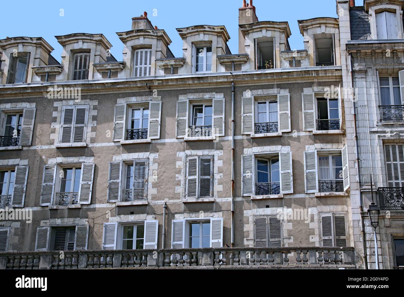 Altmodisches europäisches Apartmentgebäude der Arbeiterklasse mit Fensterläden, die geschlossen werden können, um Licht und Lärm zu verhindern Stockfoto
