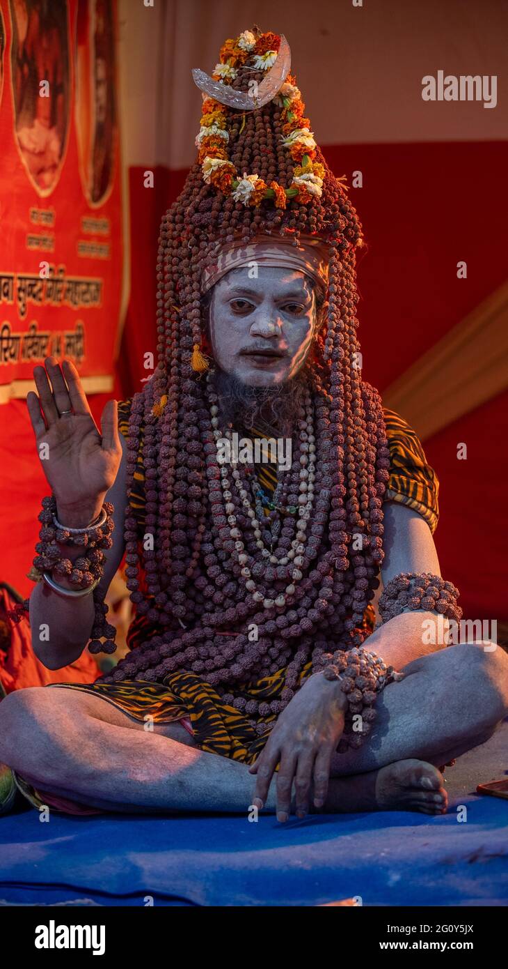 Haridwar, Uttarakhand, Indien 12. April 2021. Indische Heilige in ihrer traditionellen Art von Yog Mudra, meditierend. Schweigend sitzen als Teil der Initiation von neuem Sadhus während Kumbha Mela. Die Naga Sadhus. Apple prores 422 Hochwertige 4k-Aufnahmen Stockfoto