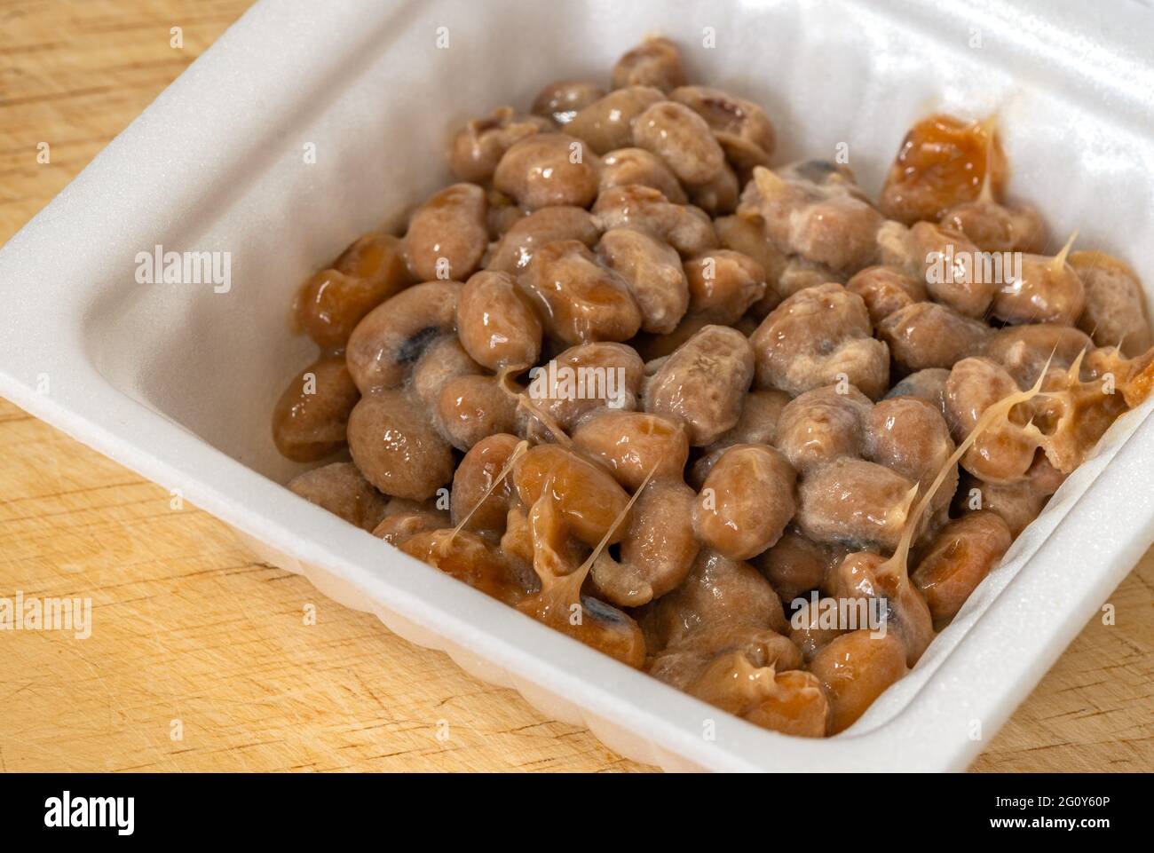 Nahaufnahme von Natto oder fermentierter Soja in Schaumverpackung, Schmelzen aus gefrorenen. Stockfoto