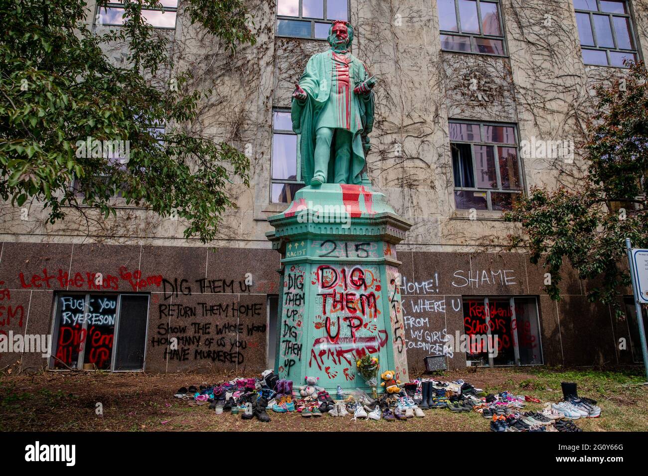 We did not find results for: Egerton Ryerson Statue - Toronto Kanada Juni 2021 Die Statue Wurde In Roter Farbe Ubergossen 215 Schuhe Wurden Um Die Statue Von Egerton Ryerson Auf Dem Campus Der Ryerson University Als Gedenkstatte Gelegt Und Nach Der Entdeckung
