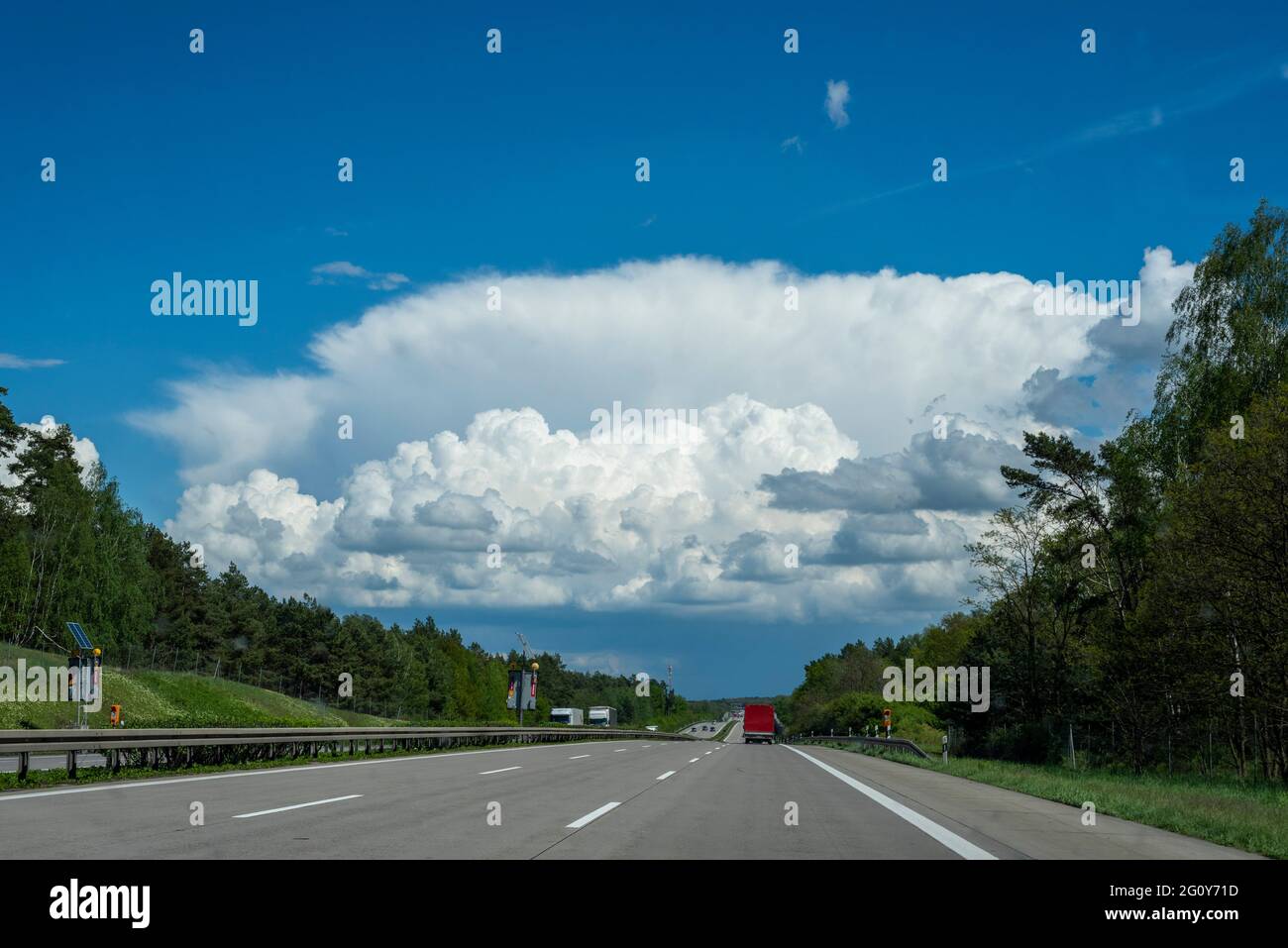 Burg, Deutschland. Mai 2021. Wolken häufen sich über der Autobahn 2 bei Burg. Quelle: Stephan Schulz/dpa-Zentralbild/ZB/dpa/Alamy Live News Stockfoto