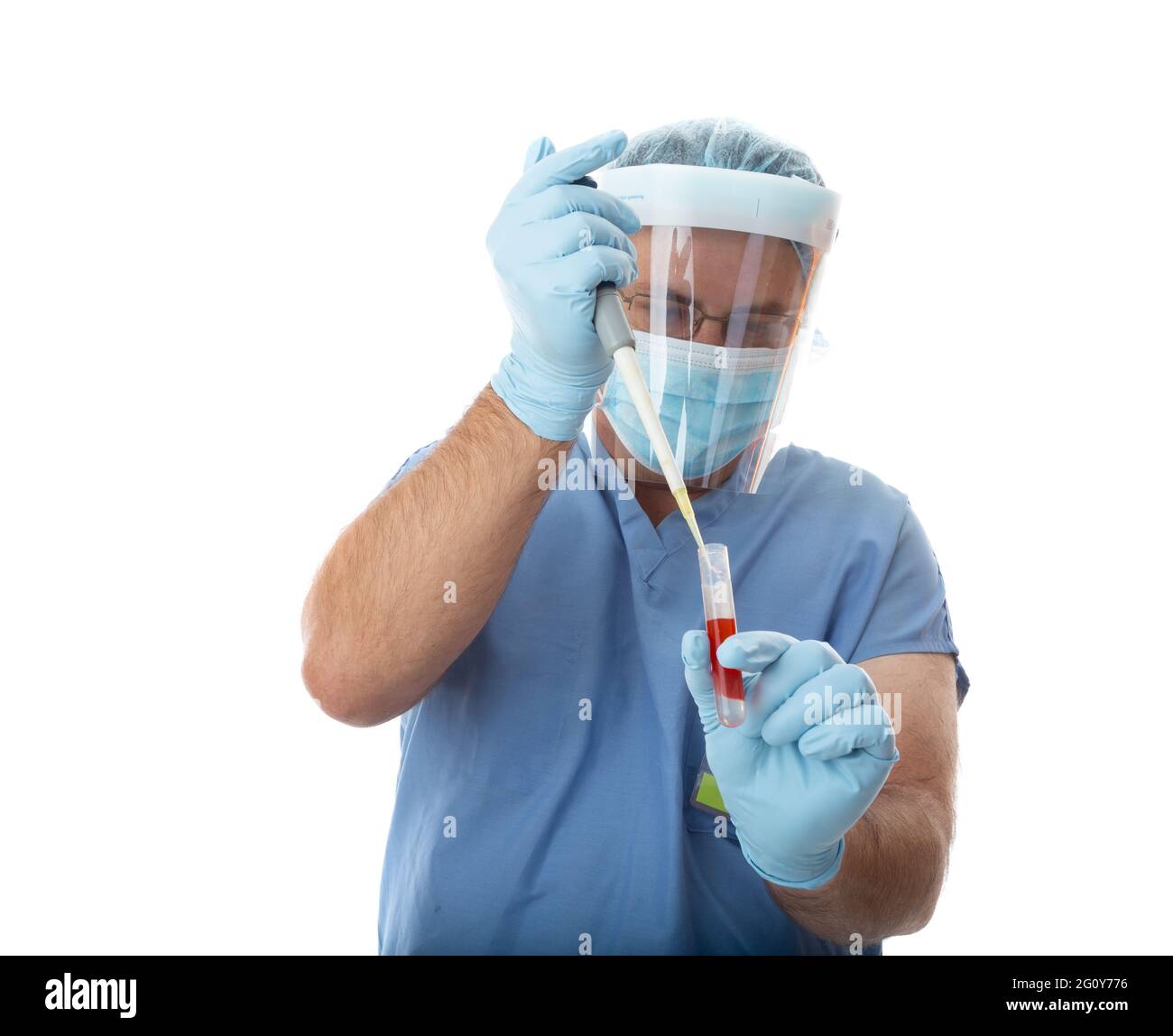 Medizinisches Fachpersonal, das eine Patientenprobe pipettiert Stockfoto