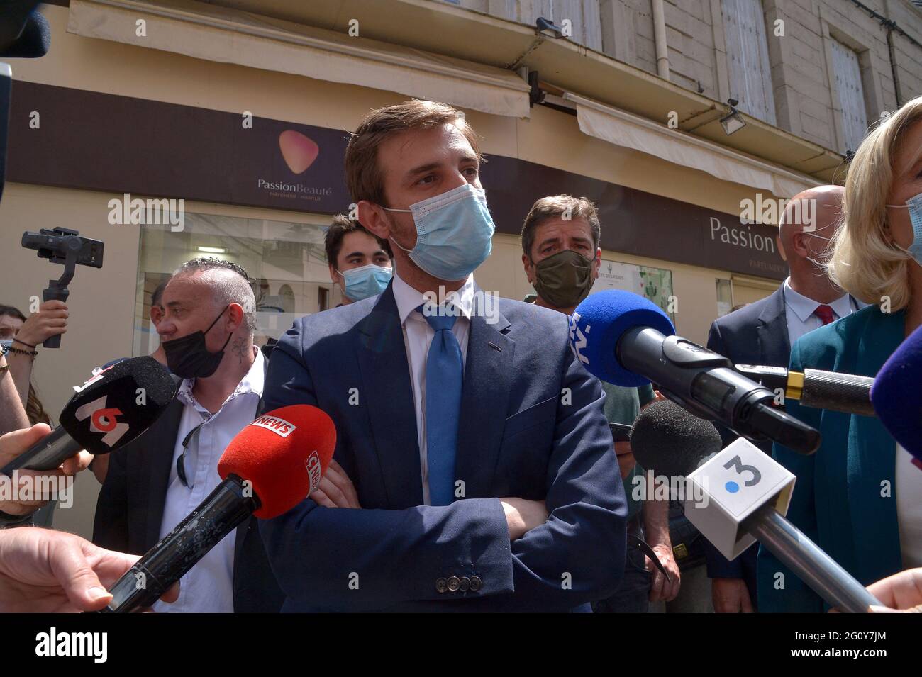 Andrea Kotarac, Kandidat von RN in der Region Auvergne Rhone Alpes für die bevorstehenden Regionalwahlen, bei einem Rundgang am 3. Juni 2021 in Saint-Chamond, Frankreich. Foto von Julien Reynaud/APS-Medias/ABACAPRESS.COM Stockfoto