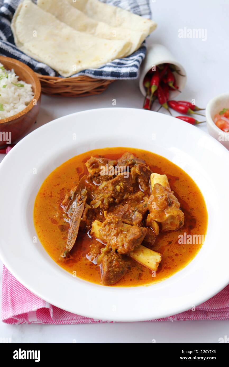 Shahi Mutton, Mutton Masala, Mutton Korma ist ein berühmtes würziges, nicht-vegetarisches Gericht Indiens. Er wird aus Ziegenfleisch zusammen mit Gewürzen hergestellt. Stockfoto