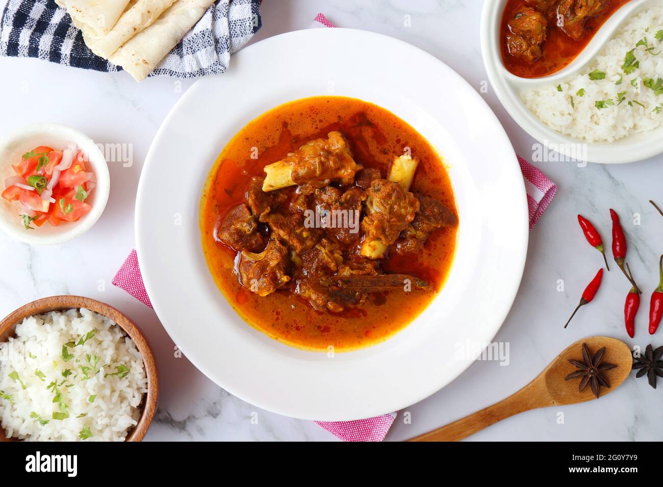 Shahi Mutton, Mutton Masala, Mutton Korma ist ein berühmtes würziges, nicht-vegetarisches Gericht Indiens. Er wird aus Ziegenfleisch zusammen mit Gewürzen hergestellt. Stockfoto
