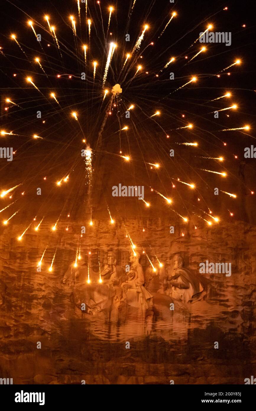 Feuerwerk während der Lasershow im Stone Mountain Park in Atlanta, Georgia. (USA) Stockfoto