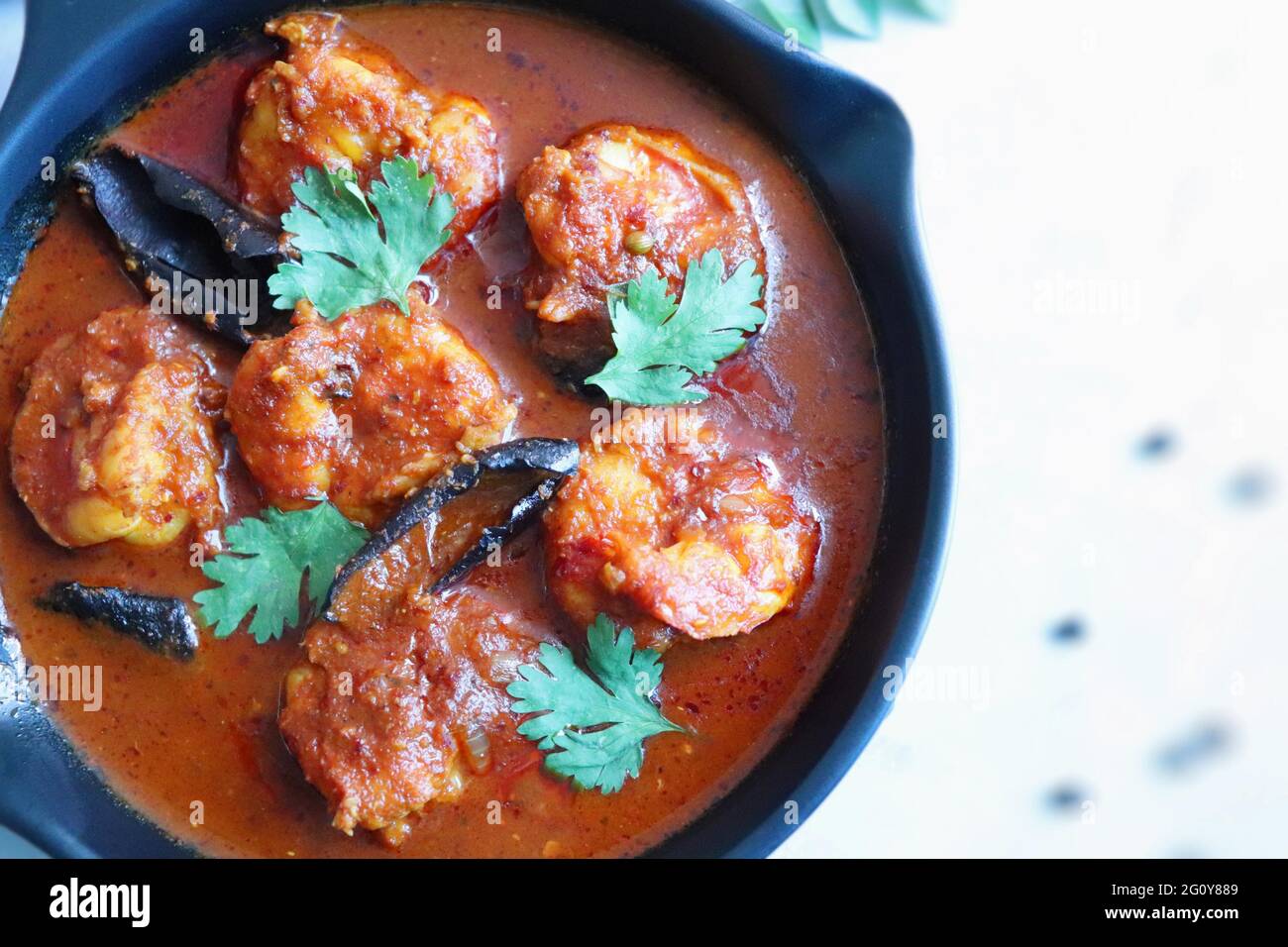 Goa Food-Indische traditionelle Goan Garnelen oder Shrimp-Kurry. Kolambiche kalwan/Tichle. Scharfe, hausgemachte Fischsoße, zubereitet mit Kokosmilch. Stockfoto